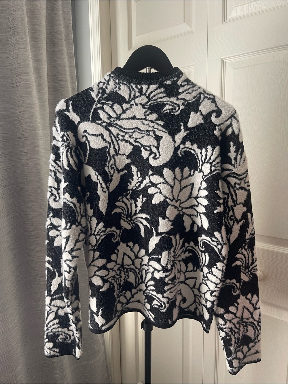 Liz Claiborne Black & White Floral Crewneck Sweater